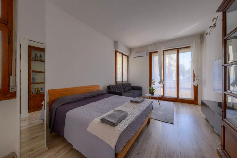 Inside the Show Me Florence apartment, photo 1 of 4