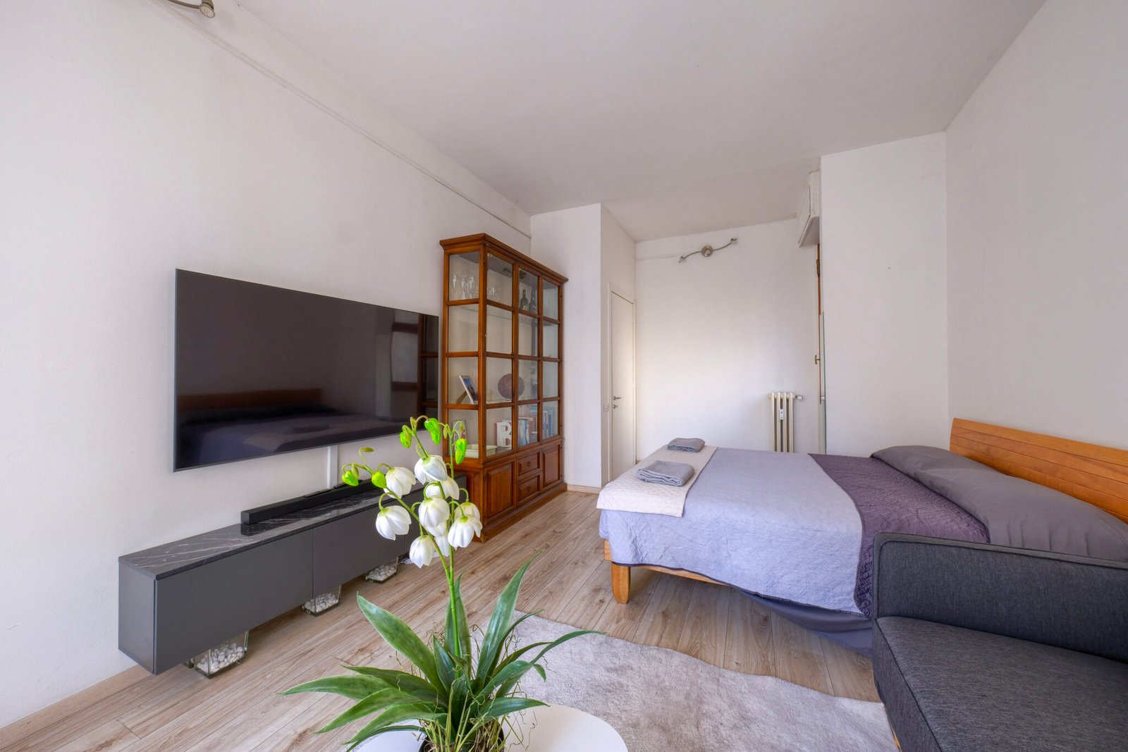 Show Me Florence apartment — living and dining room