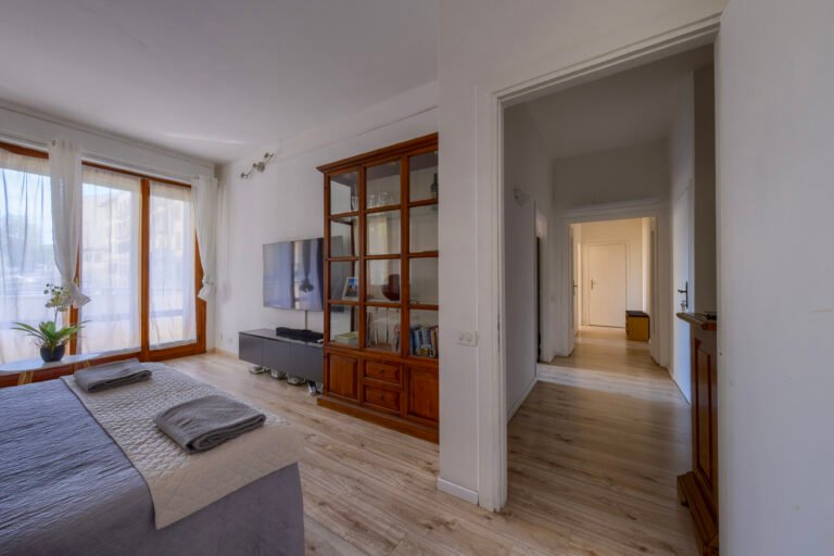 Inside the Show Me Florence apartment, photo 2 of 4